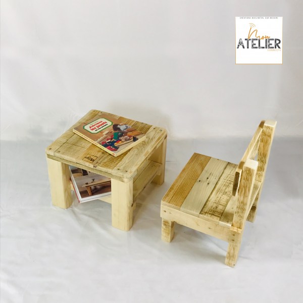 Petit bureau pour enfant en bois de palette recyclé avec chaise.